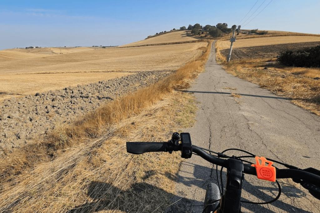 Matera e-bike tour through the Murgia landscape with panoramic view of the ancient city.