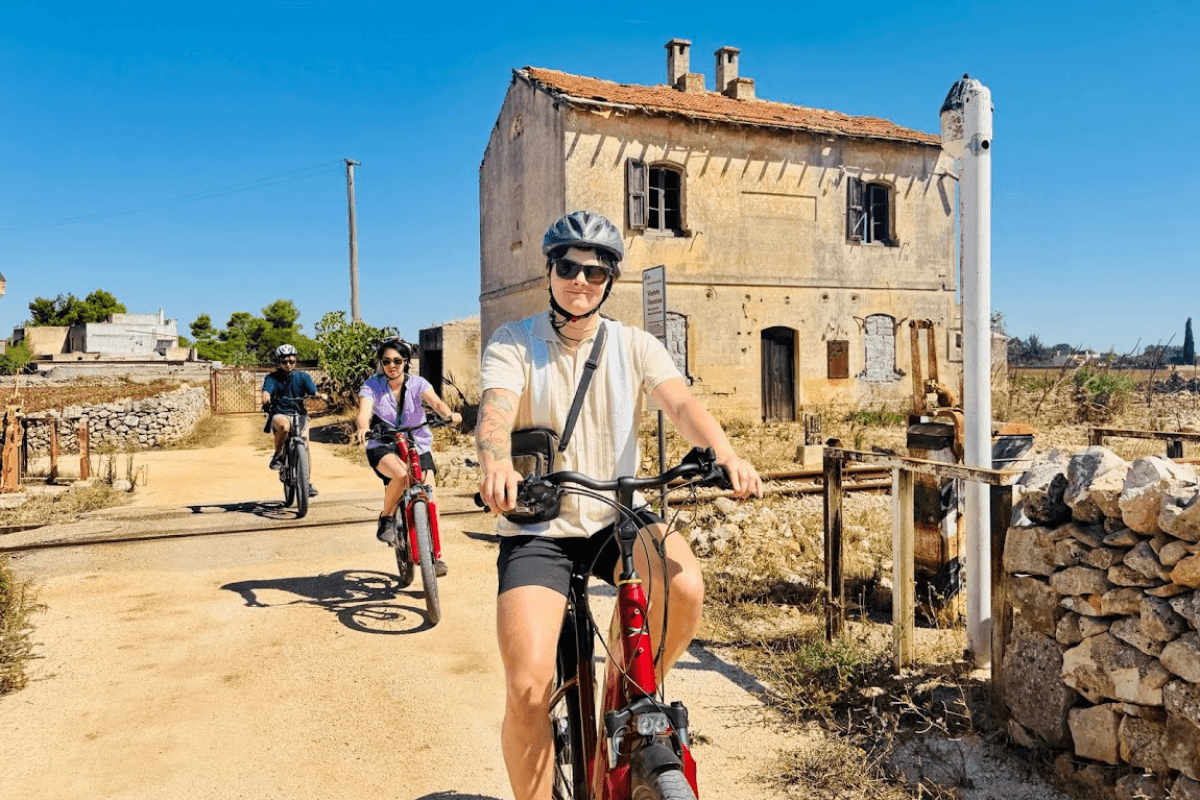 E-bike riders cycling along the Aqueduct route between Acquaviva delle Fonti and Gioia del Colle