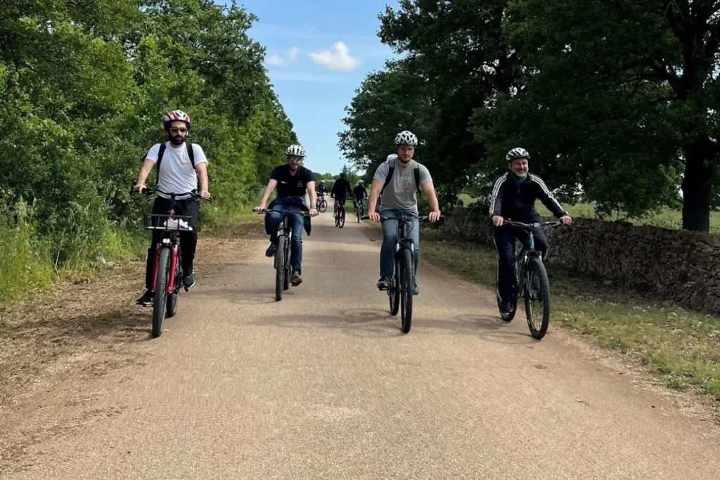 Team building in e-bike in the countryside of Puglia with a corporate group