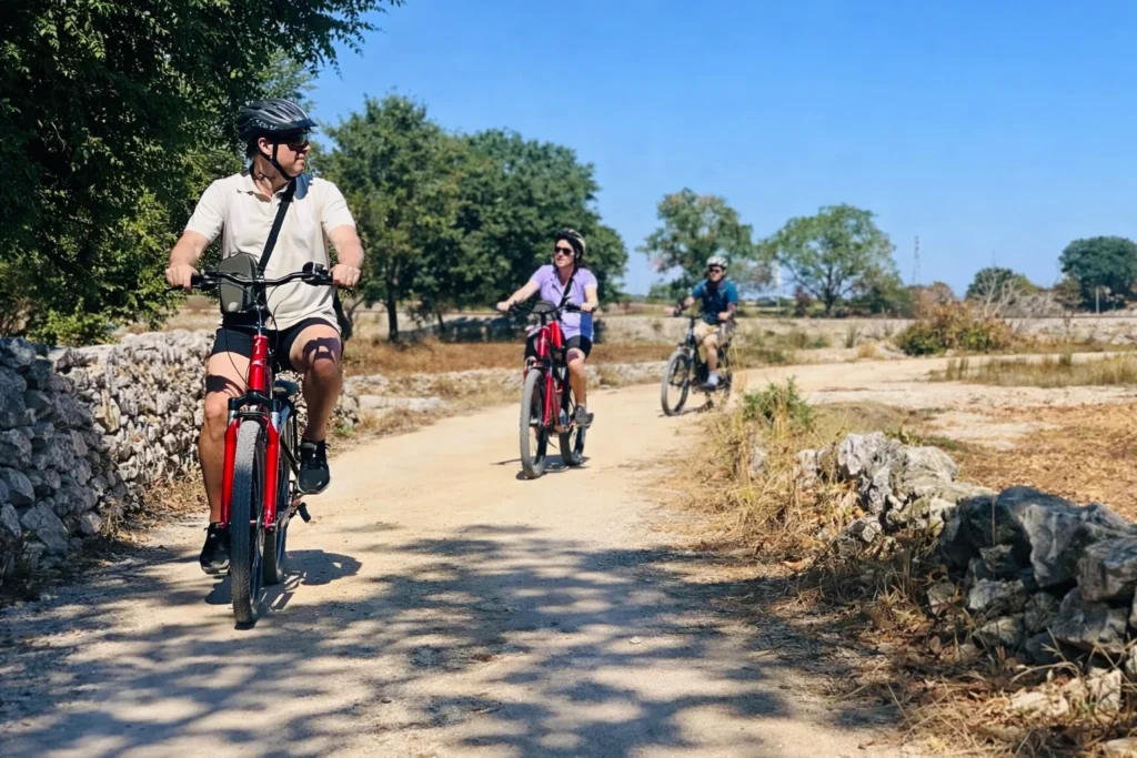 Tour in e-bike in Puglia tra strade rurali e muretti a secco