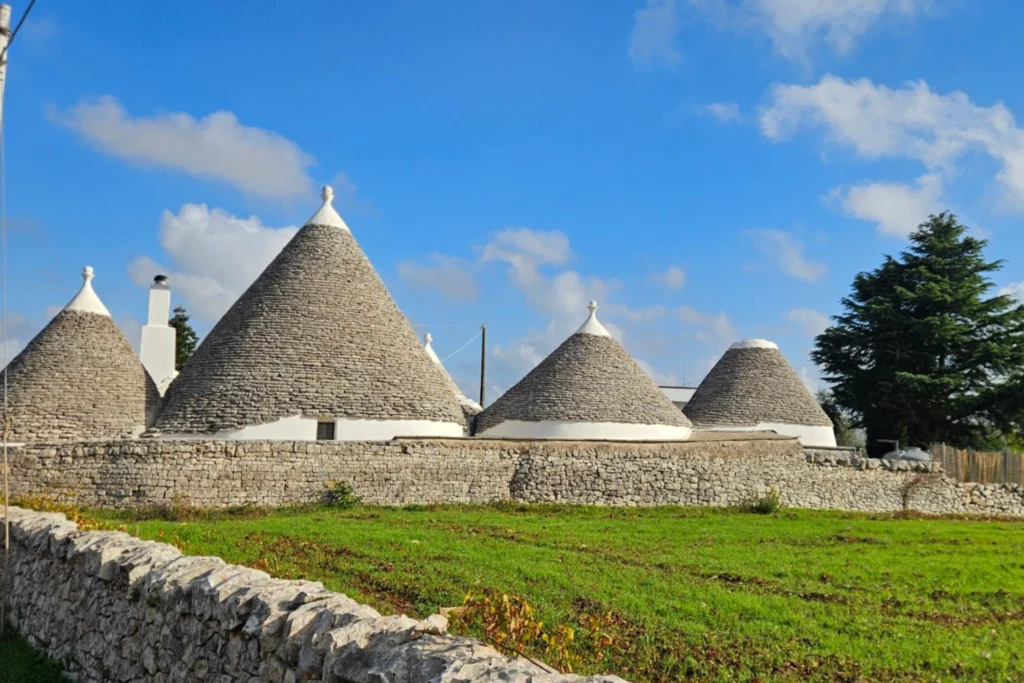 Pedala nella Valle d’Itria in e-bike, tra trulli, campagna e strade lontane dal traffico.