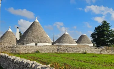 Pedala nella Valle d’Itria in e-bike, tra trulli, campagna e strade lontane dal traffico.