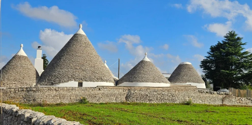 Pedala nella Valle d’Itria in e-bike, tra trulli, campagna e strade lontane dal traffico.