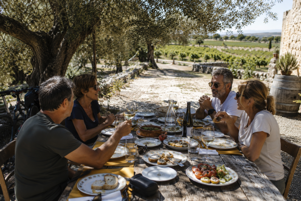 Guests enjoying traditional Puglian food and wine during an e-bike tour in the countryside of Puglia